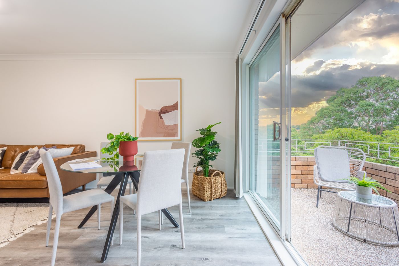Sala luminosa de un apartamento de ejemplo con terraza y plantas