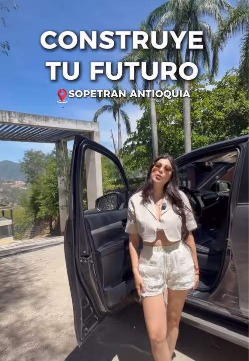 Sara presenta lotes en Sopetrán junto a una camioneta